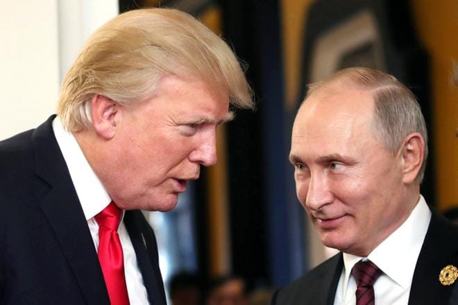 Presidentit Donlad Trump ja Vladimir Putin keskustelivat APEC-kokouksen tauolla Vietnamissa marraskuussa 2017.