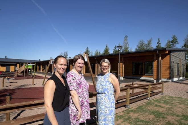Palvelupäälliköt Maiju Tiittanen (vasen) sekä Satu Kaukonen (oikea) ja päiväkodin johtaja Paula Murtomäki odottavat innoissaan päiväkodin avautumista. KUVAT: JOUKO HÄNNINEN
