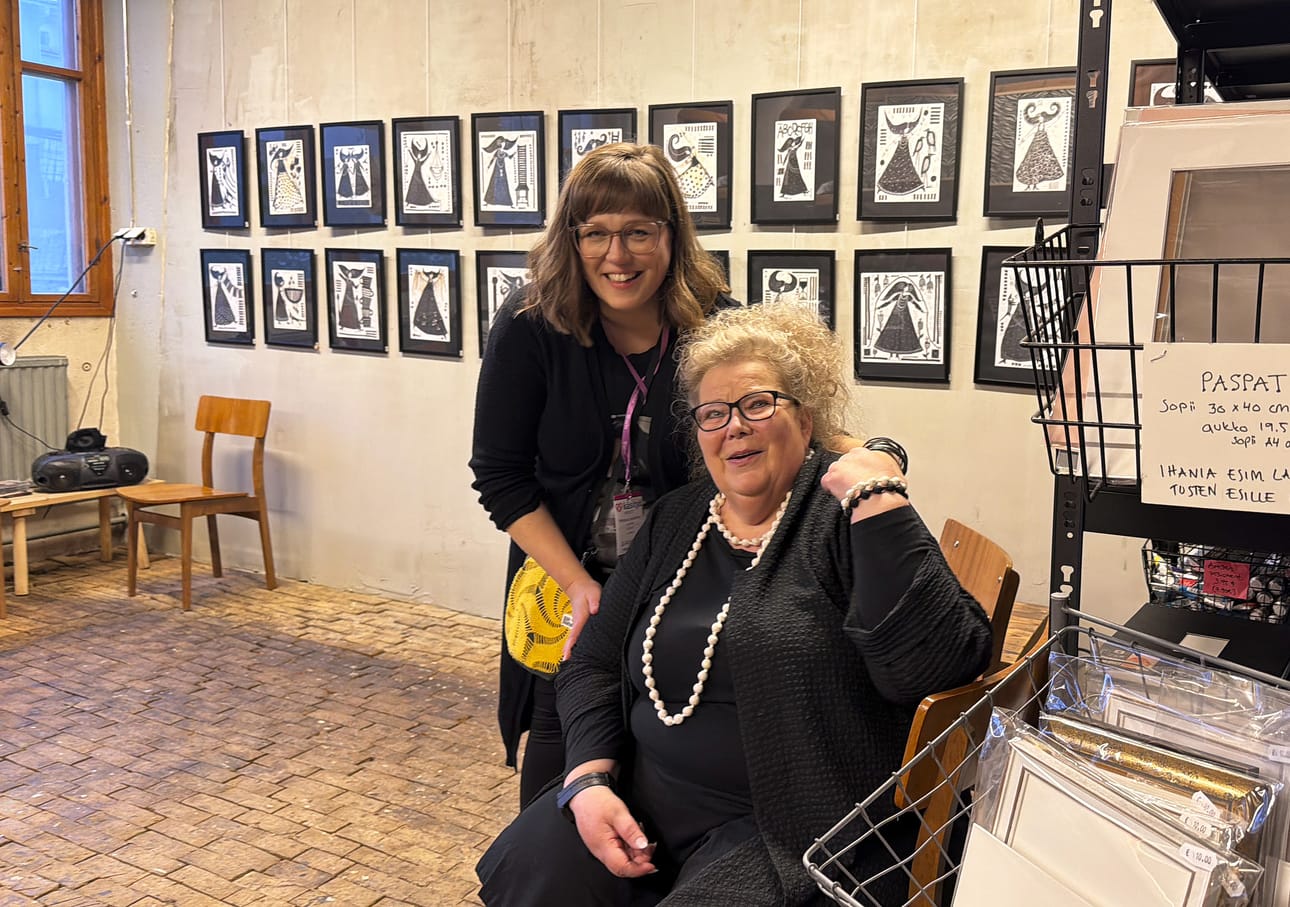 Maikki Saarniston näyttelyn avajaisiin Piirin Aulassa osallistui myös Niina Hallila (vas.), joka oman yrityksensä kautta järjestää tilassa käsityöpajoja.