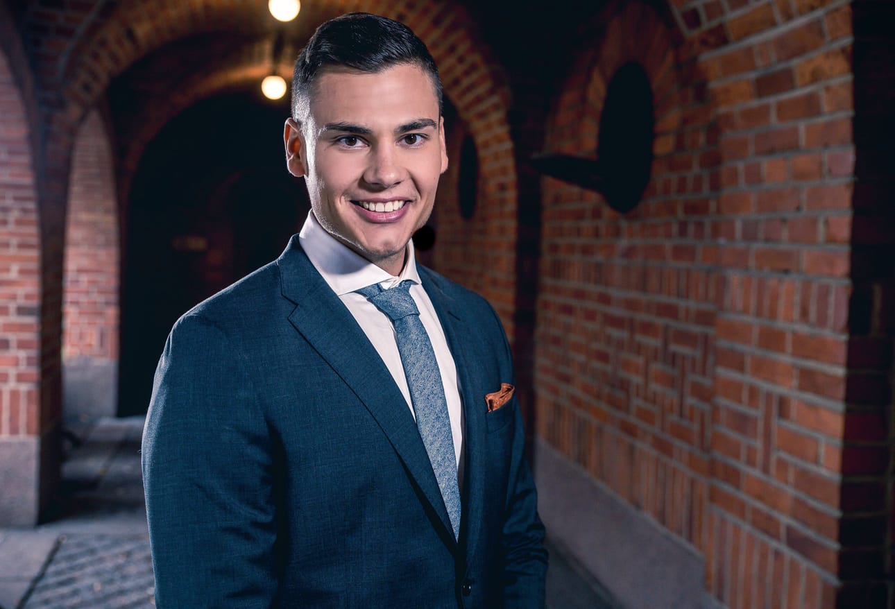 Suomen Bachelor on Christoffer Forsman. Hän työskentelee Helsingissä palomiehenä ja on myös yrittäjä.