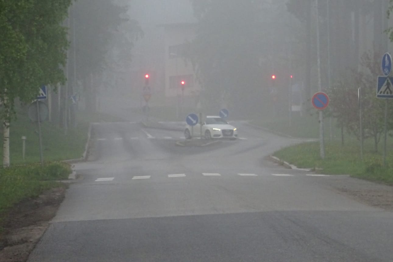 Lukija kuvasi sumuista Oulua keskiviikkoaamuna.