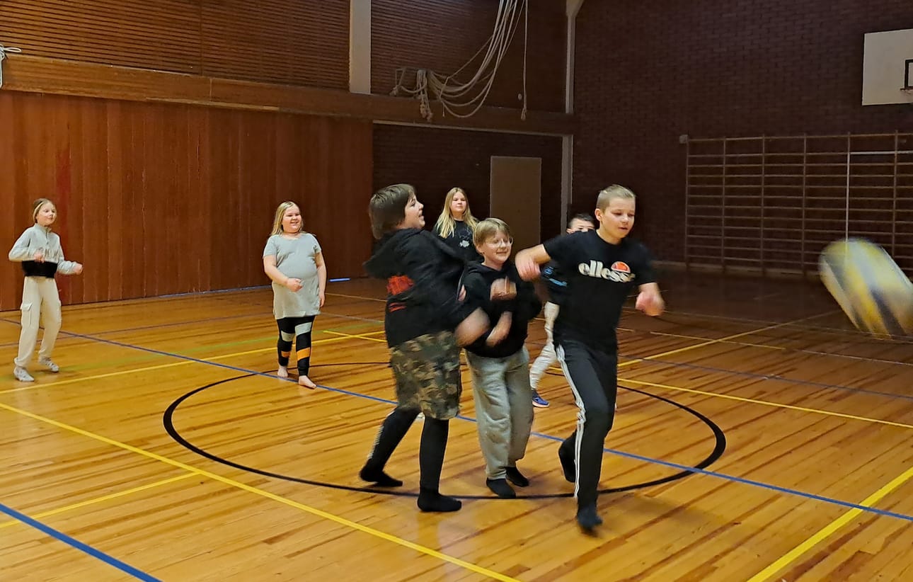 Kahdeksan nuorta harjoitteli improvisaatiota Teemu Kettulan ohjauksessa Ylihärmän yhtenäiskoululla tiistaina. Harjoitukset sisälsivät liikuntaa, leikkiä ja aivotyötä.
