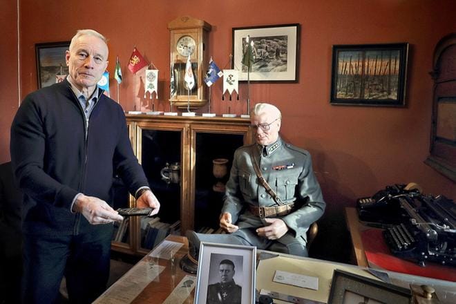 Eversti Jorma Jokisalo kohtaa eversti Matti Laurilan suojeluskuntamuseossa Seinäjoella. Jokisalo marssi alokkaaksi Porin prikaatiin helmikuussa 1969. Hän kävi RUK:n 131 kurssin Haminassa Panssarintorjuntakomppaniassa. Va-palvelus (vänr.) Porin Prikaatissa kesti helmikuusta syyskuuhun 1970. Kadettikoulussa menivät vuodet 1970–1973. Yleisesikuntaupseerikurssin hän kävi vuosina 1983–1985. KUVA: HEIKKI HAKANEN