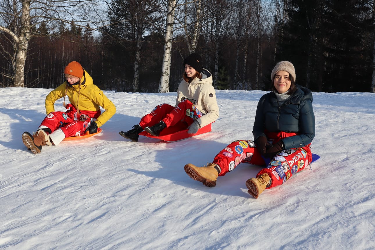 Jonna Karekivelle, Jenna Laineelle ja Sara Güvenille mäenlasku on tuttua myös opiskelijatapahtumista. Gerbyn ja Ristinummen pulkkamäet olivat testiryhmälle entuudestaan tuntemattomia.