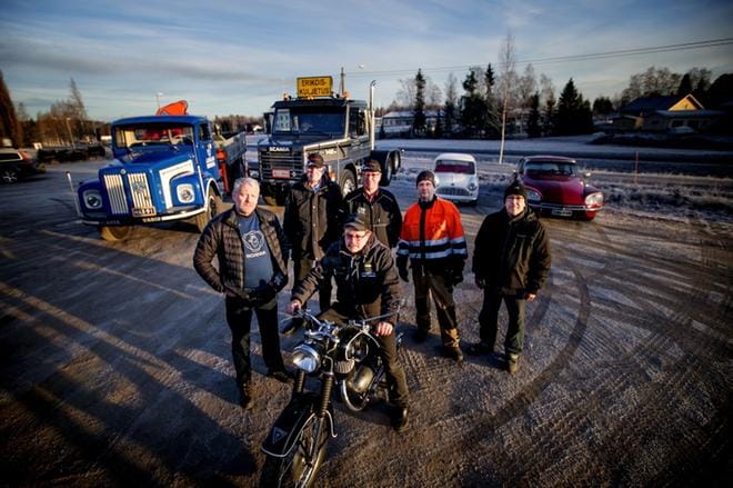 Jouni Kallio (vas.), Jukka ja Jari Kauppila, Juha-Matti Penttilä ja Mika Mustalammi seuraavat Juha Valkkion istahtamista veteraanipyörän päälle. Koko takana näkyvä kalusto on vaatinut kultakin omistajaltaan lukemattomia työtunteja, jotta ne saivat nykyisen loistokuosinsa. KUVA: JAAKKO ELENIUS