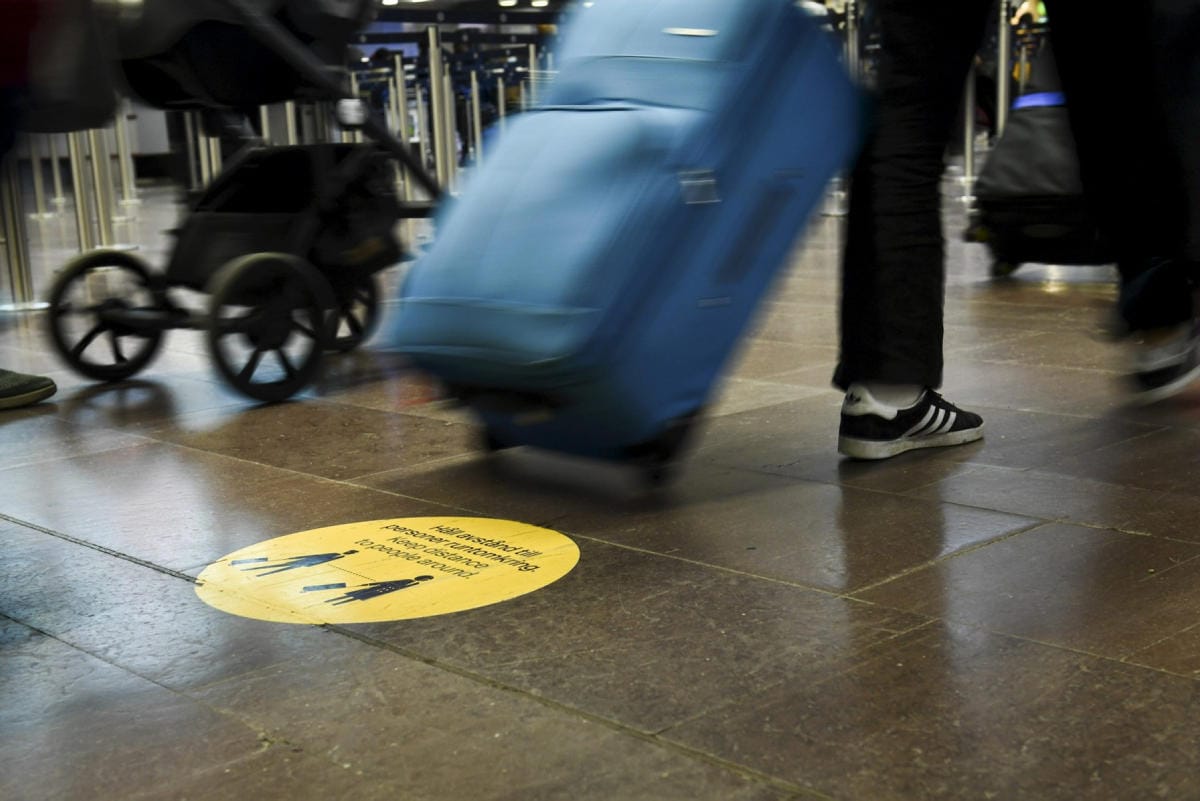 UNWTO:n mukaan epätasaisella rokotuskattavuudella sekä uusilla virusmuunnoksilla voi olla vaikutusta matkailualan valmiiksi hitaaseen elpymiseen. LEHTIKUVA / EMMI KORHONEN