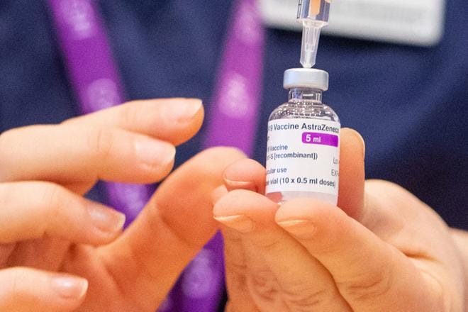 Oxfordin yliopiston ja AstraZenecan kehittämä koronarokote on ollut käytössä esimerkiksi Britanniassa jo vuoden alusta asti. KUVA: EPA/DOMINIC LIPINSKI