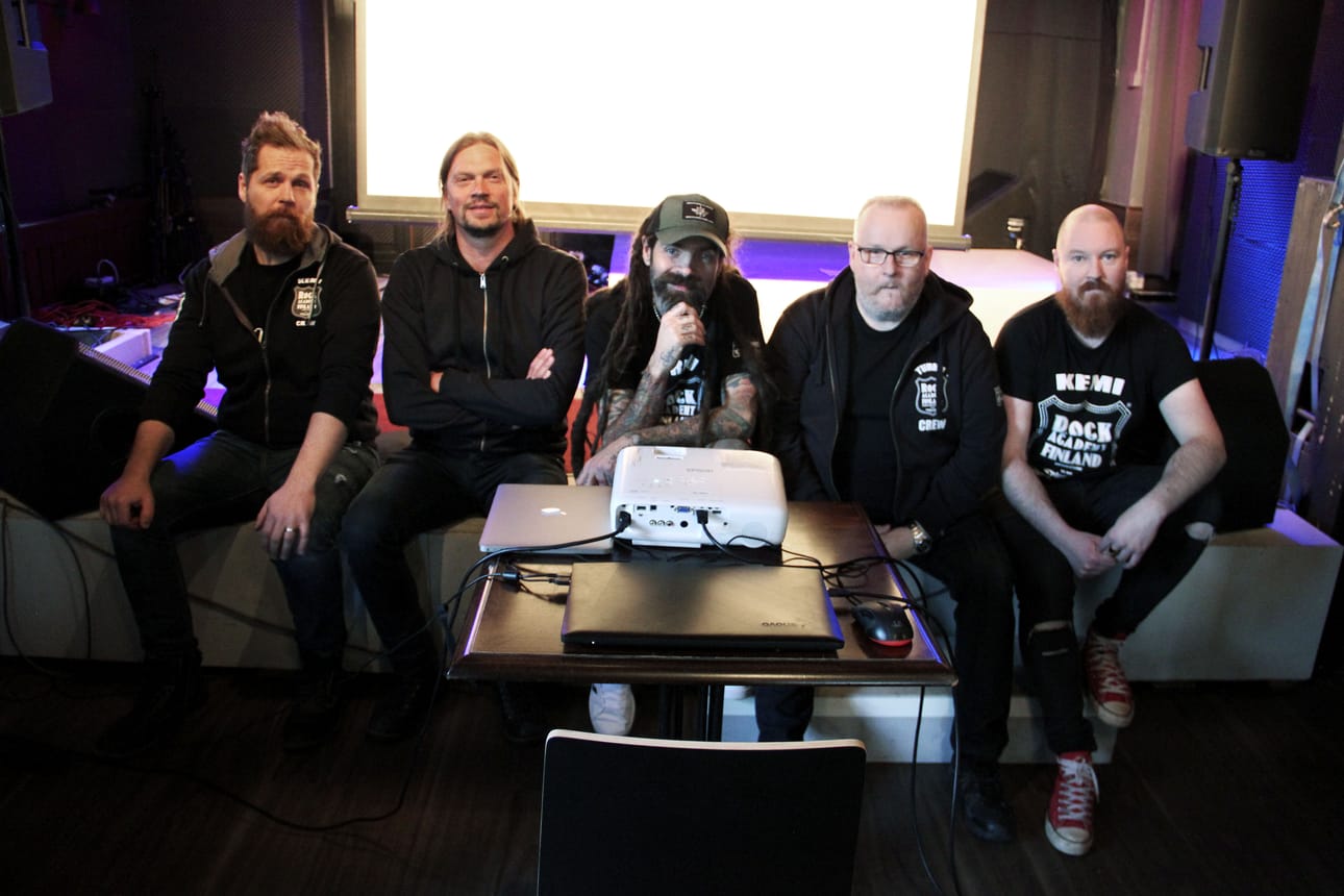Mikko von Hertzen, Mark Bertenyi ja Tomi Arvas (keskellä) kävivät kertomassa Kemissä musiikin tekemisestä ja Rock Academyn Kemiin rantautumisesta. Isäntäninä olivat Kemin Factorin Tuomas Laajoki (vas.) ja Elias Kauppinen (oik.).