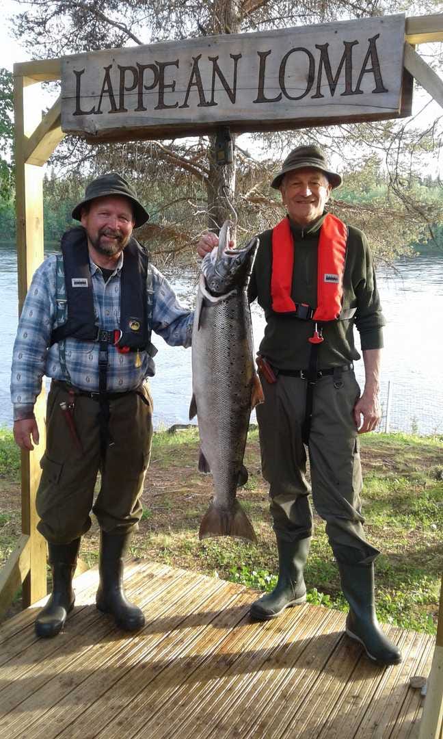 Kilpailun kakkonen Asko Pylvänen yhdessä ja Hannu Virkkalan kanssa. Lohen paino 13,660 kilogrammaa.