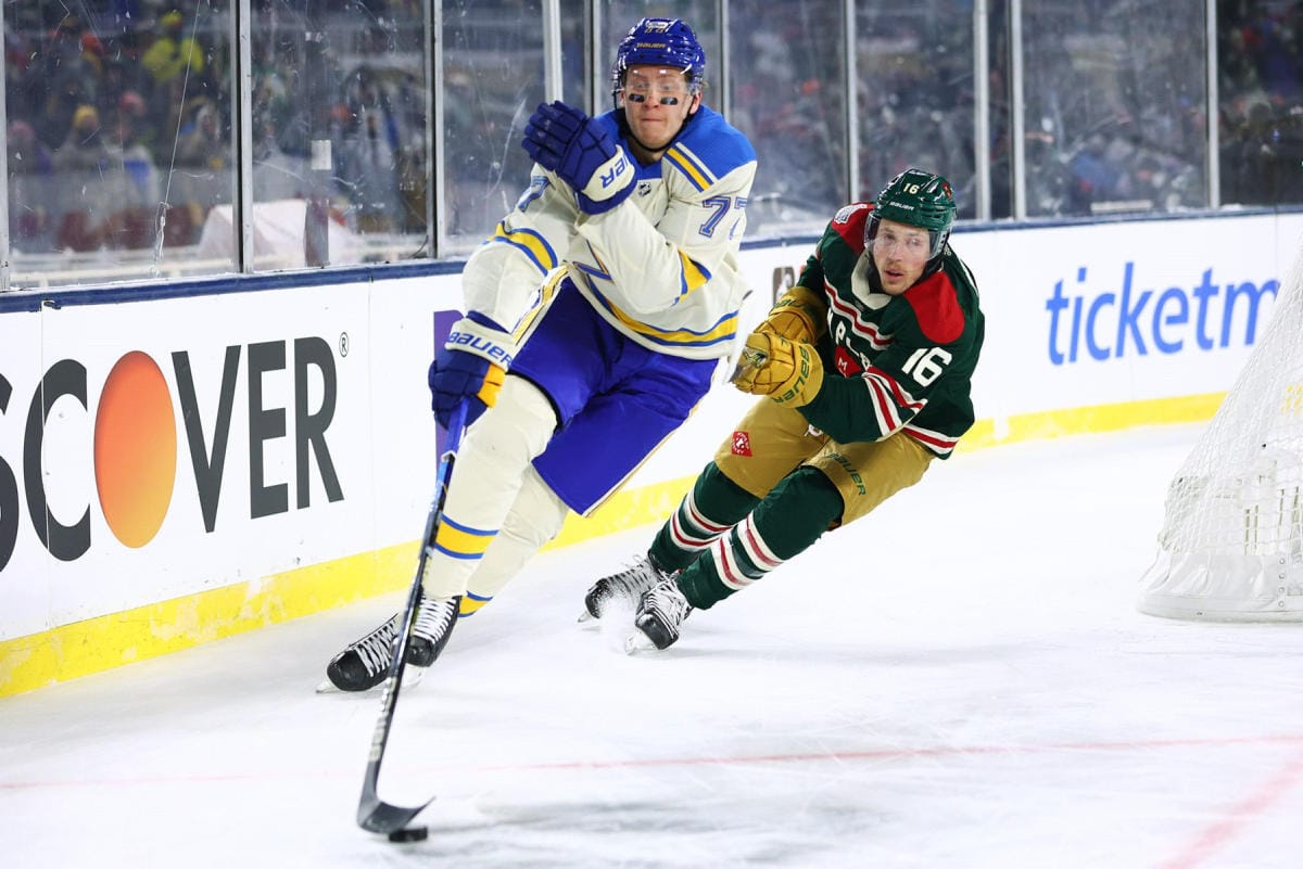 St. Louis Bluesin Niko Mikkola (vas.) ja Minnesota Wildin Rem Pitlick vauhdissa ottelun tuoksinassa. LEHTIKUVA / AFP