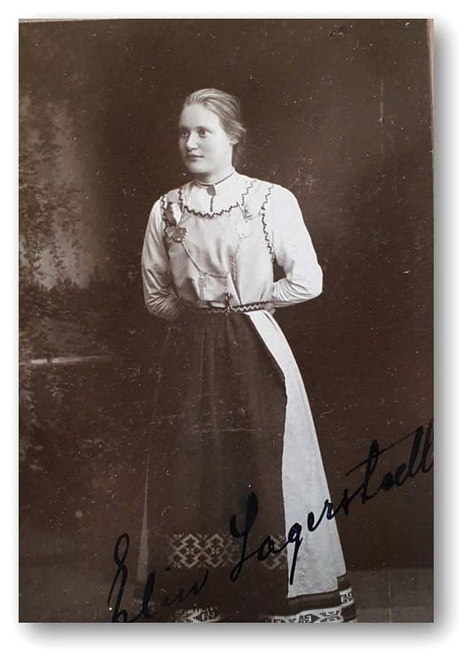 Elin Olga Katariina Kosola, os. Lagerstedt, kuvattiin nuorena neitona ja aktiivisena nuorisoseuralaisena Aino-puvussa. Puvusta tuli vahva kansallinen symboli sortovuosien alla.