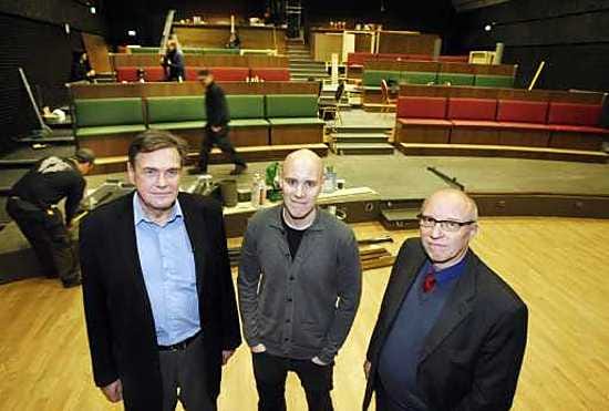 Teatteri Rion toimitusjohtaja Jorma Yypänaho (vas.) sekä ohjelmistovastaavat Simo ja Reima Jokinen uskovat, että remontissa oleva katsomo valmistuu tänään torstaina.