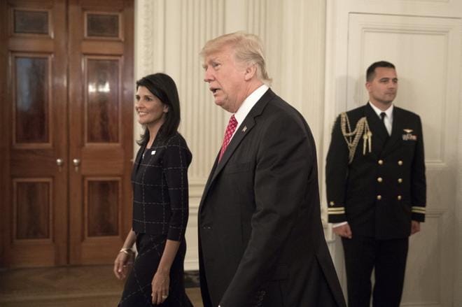 Yhdysvaltain presidentti Donald Trum tapasi maanantaina maansa YK-lähettilään Nikki Haleyn kanssa muiden valtioiden YK-lähettiläitä Valkoisessa talossa. KUVA: Michael Reynolds / EPA