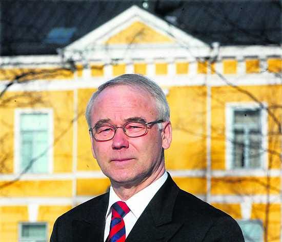 Suurten linjausten paikka. Selvitysmies, maaherra Eino Siuruainen ehdottaa tiedeyliopistoverkoston uudelleen arviointia sekä ammattikorkeakoulujen roolin selkiinnyttämistä.