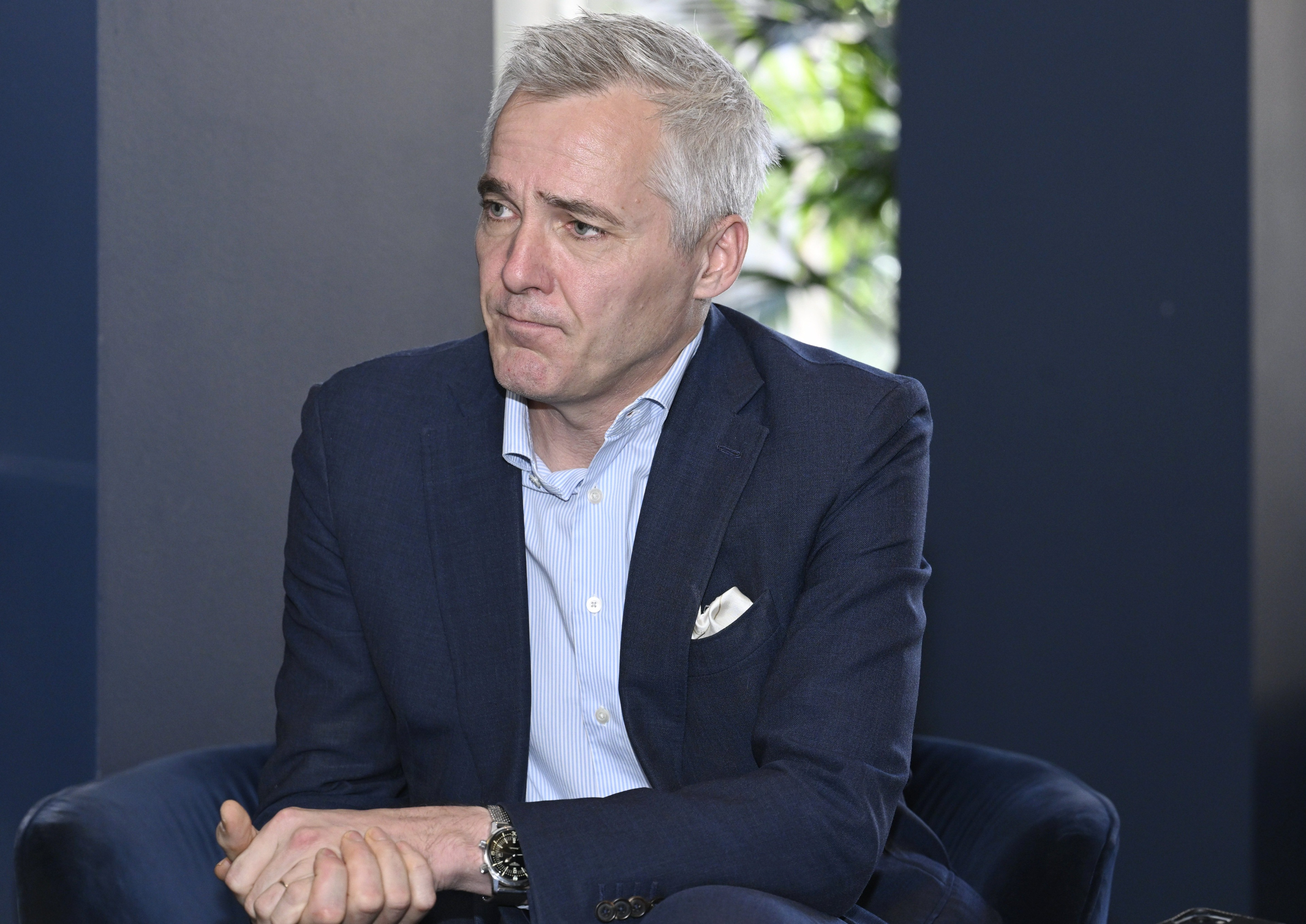 Opetusministeri Anders Adlercreutz (r.) pitää maahanmuuttajia koskevia uusia tuloksia huolestuttavina.