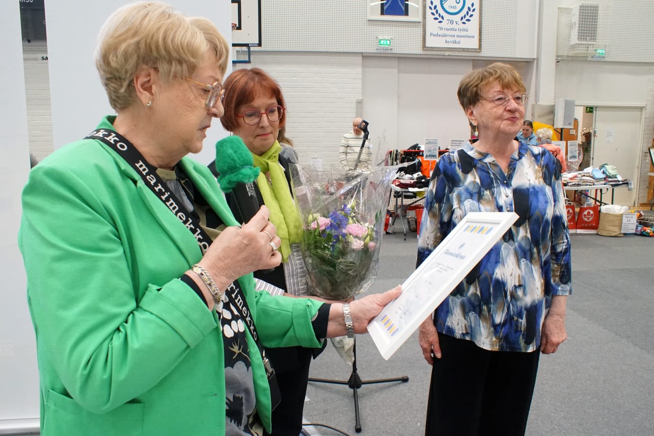 Eija Pihlaja (kuvassa oikealla) sai Vuoden vapaaehtoistyöntekijän tunnustuksen Hilimojen Elvi Räisäseltä ja Katja Särkelältä Hyvän olon messuilla.