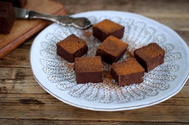 Chilin tulisuus täydentää fudgessa ihanasti suklaan ja kondensoidun maidon makeutta. KUVA: Nanna Rintala