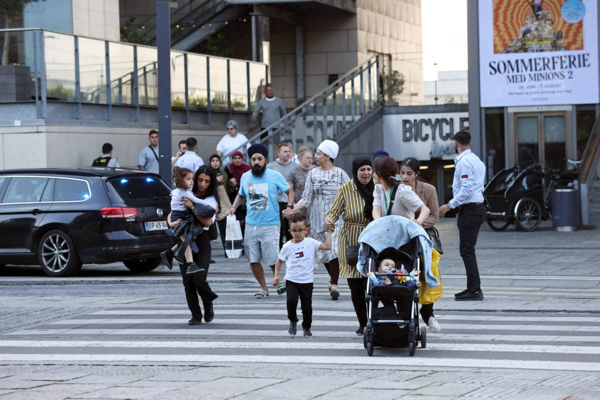 Ihmisiä evakuoitiin Field's-ostoskeskuksesta sunnuntaina. LEHTIKUVA / AFP