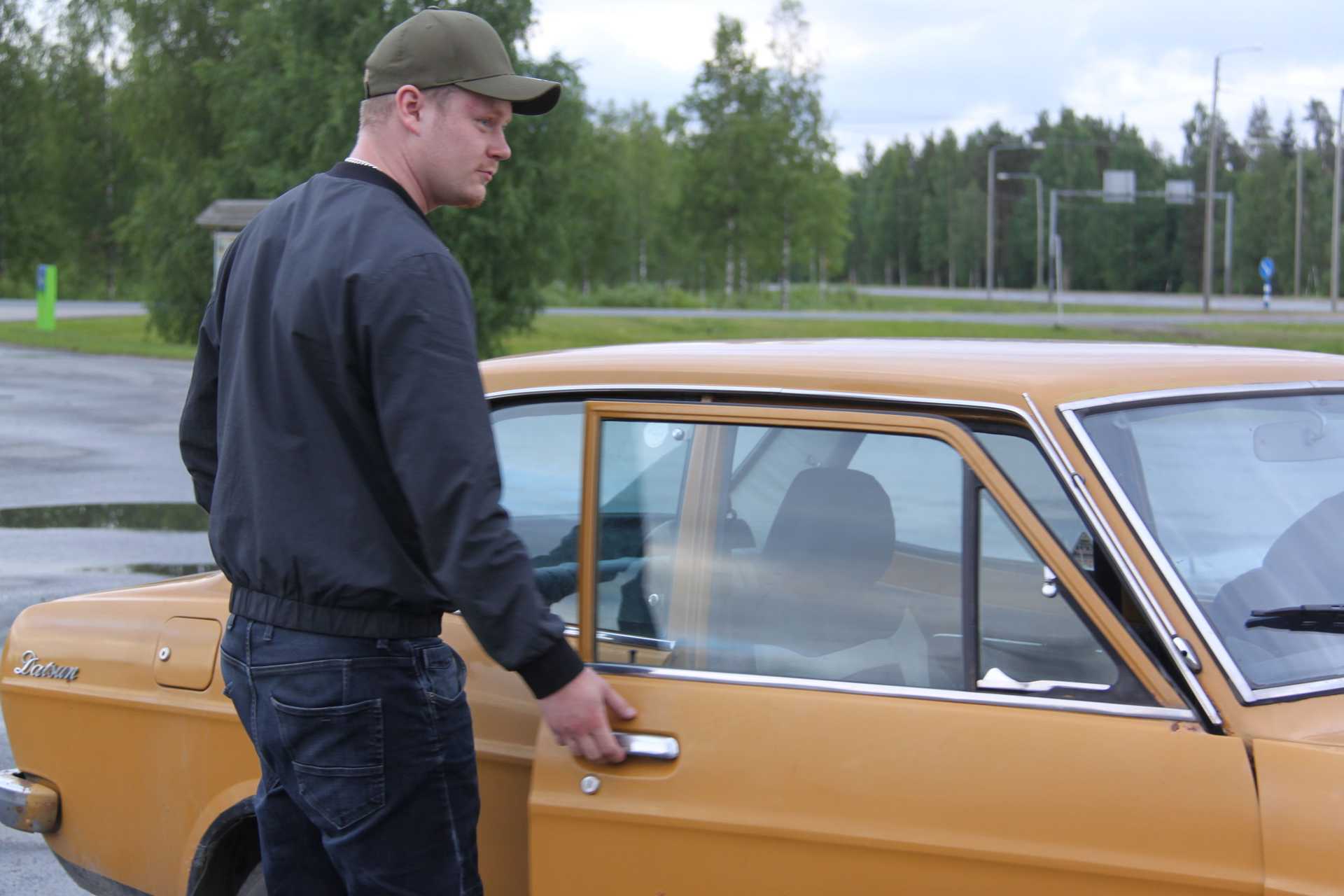 Timo Jokilehto oli oitis valmis matkaan, kun Ismo Mustakangas ideoi pohjoisen reissua Datsun Finnillä. Matkatavarat mahtuvat auton tilavaan peräkonttiin ja takapenkeille.