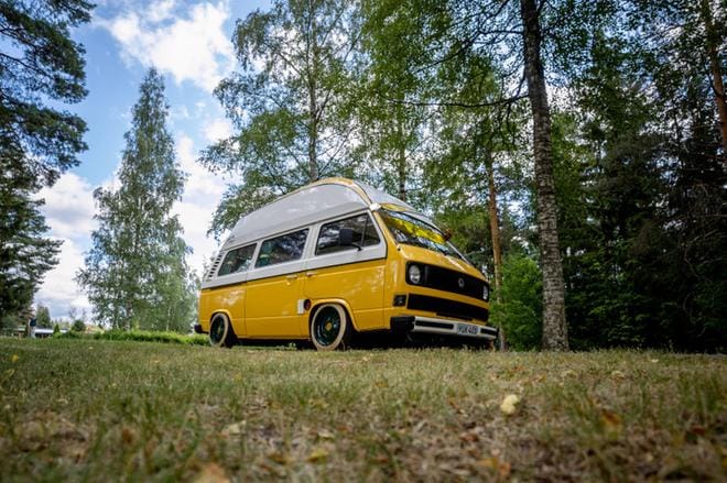Pakettiautosta retkeilyautoksi muokattu Volkswagen herättää paljon huomiota. Heli Vuolle sanoo, että autolla liikkuminen on mukavaa, sillä se saa ohikulkevat ihmiset hyvälle tuulelle. Kuvat: Elena Mikkilä