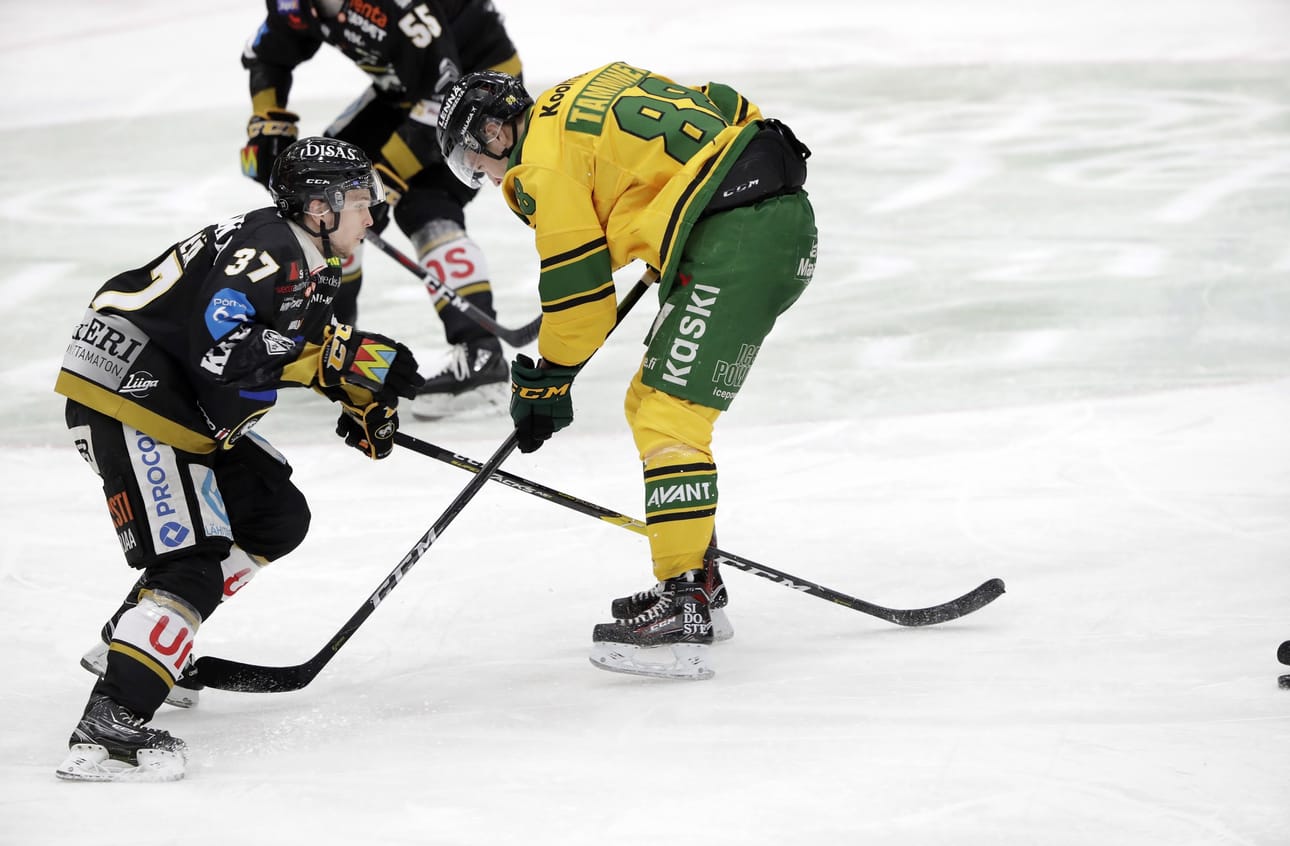 Kärpät ja Ilves kohtasivat viimeksi marraskuussa. Kuvassa Kärppien Aleksi Mäkelä ja Ilveksen Juhani Tamminen.
