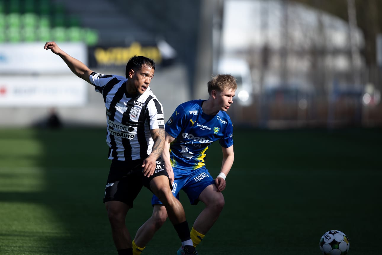 Jayden Turkfruier väänsi Otto Hannulaa vastaan.