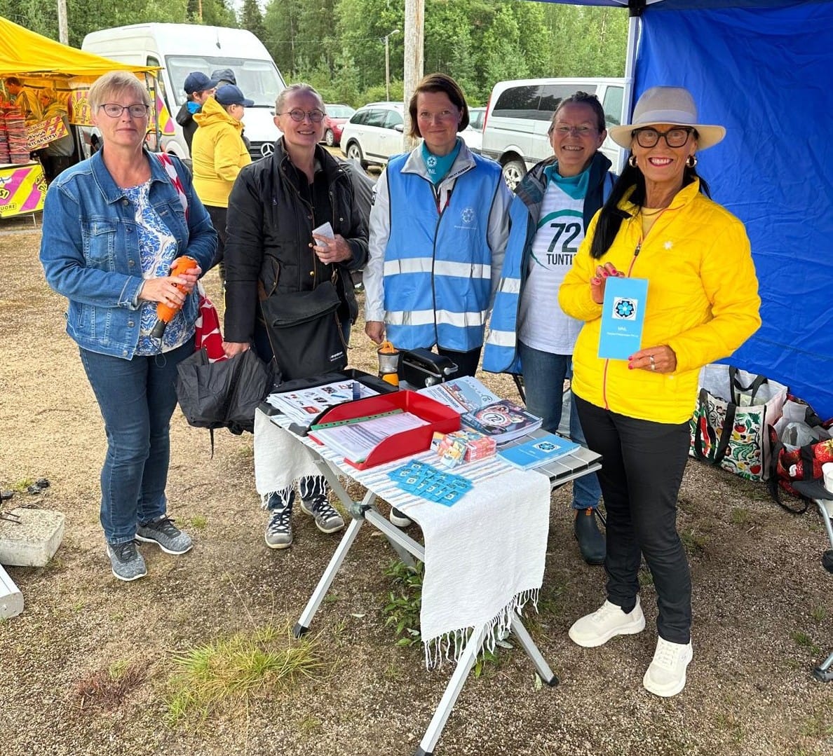 Raija Huovinen ja Riikka Tuomivaara kiinnostuivat Hely Forsberg-Moilasen, Leena Pesälän ja Sointu Veivon esittelemästä Maanpuolustusnaiset ry:n toiminnasta.
