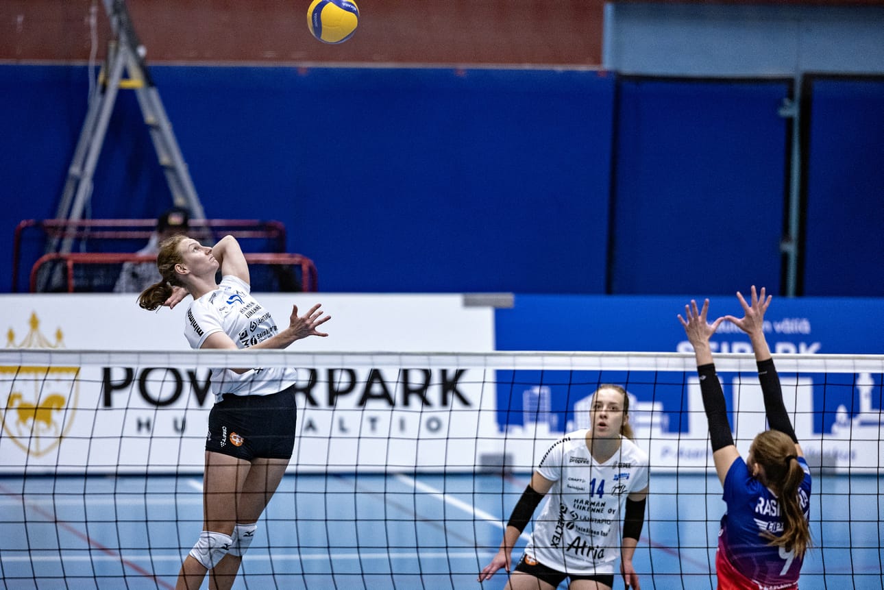 JymyVolleyn hakkuri Diana Navratova (vas.) palasi kokoonpanoon lauantaina runkosarjan päätösottelussa. Kuvassa keskellä JymyVolleyn Alisa Mansikka-Aho. Arkistokuva.