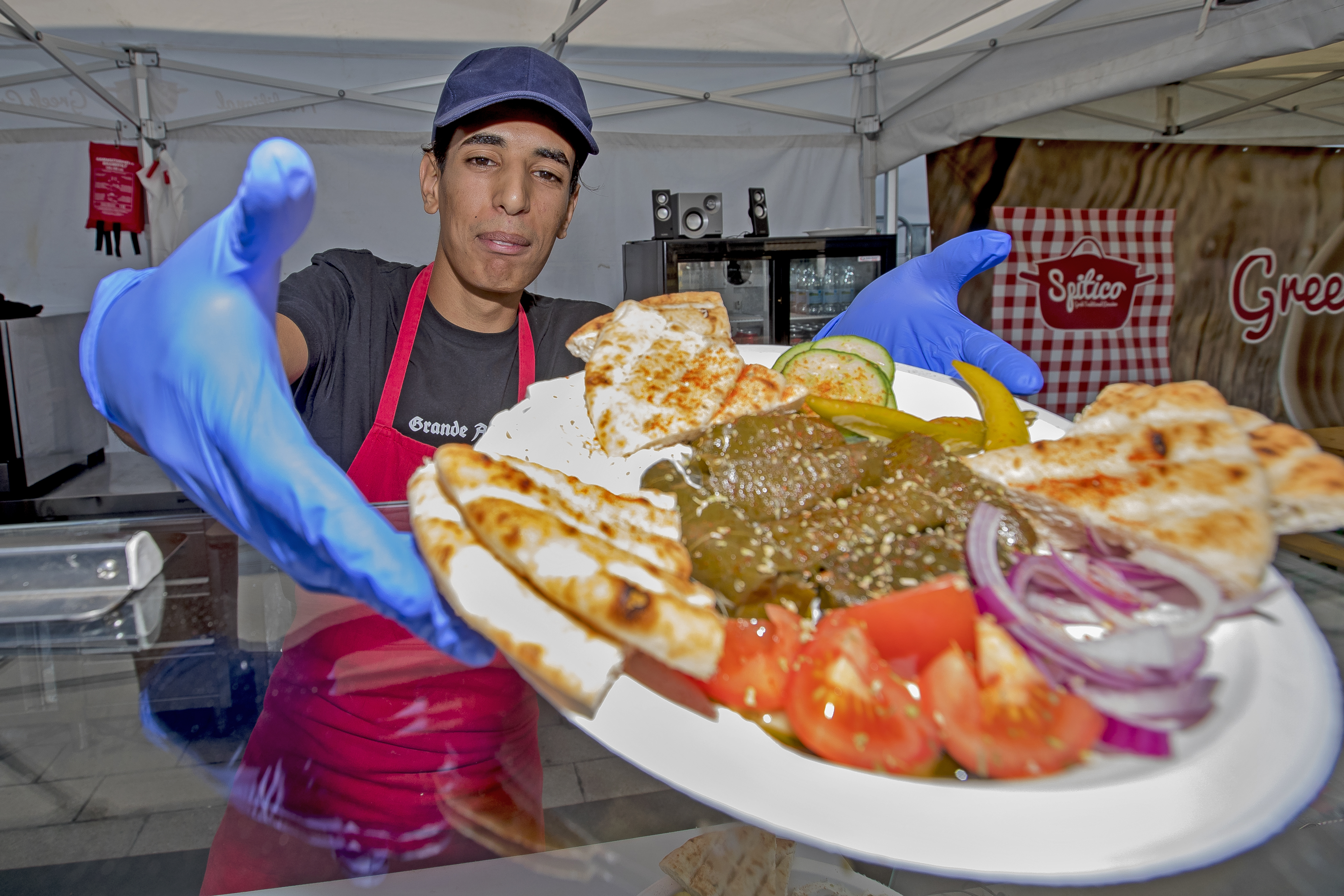 Street Food Fiestasta tiskin takaa löytyy muun muassa Qasim Naser. Hän on lähtöisin Irakista ja tykkää tehdä kreikkalaista ruokaa.
