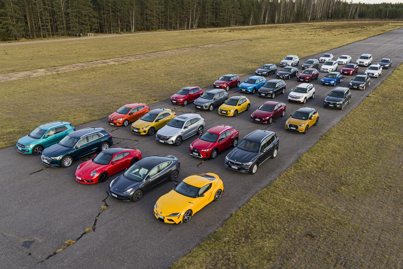 Kaikki Vuoden auto Suomessa 2020 - ehdokkaat Nummelan lentokentällä marraskuun alussa.