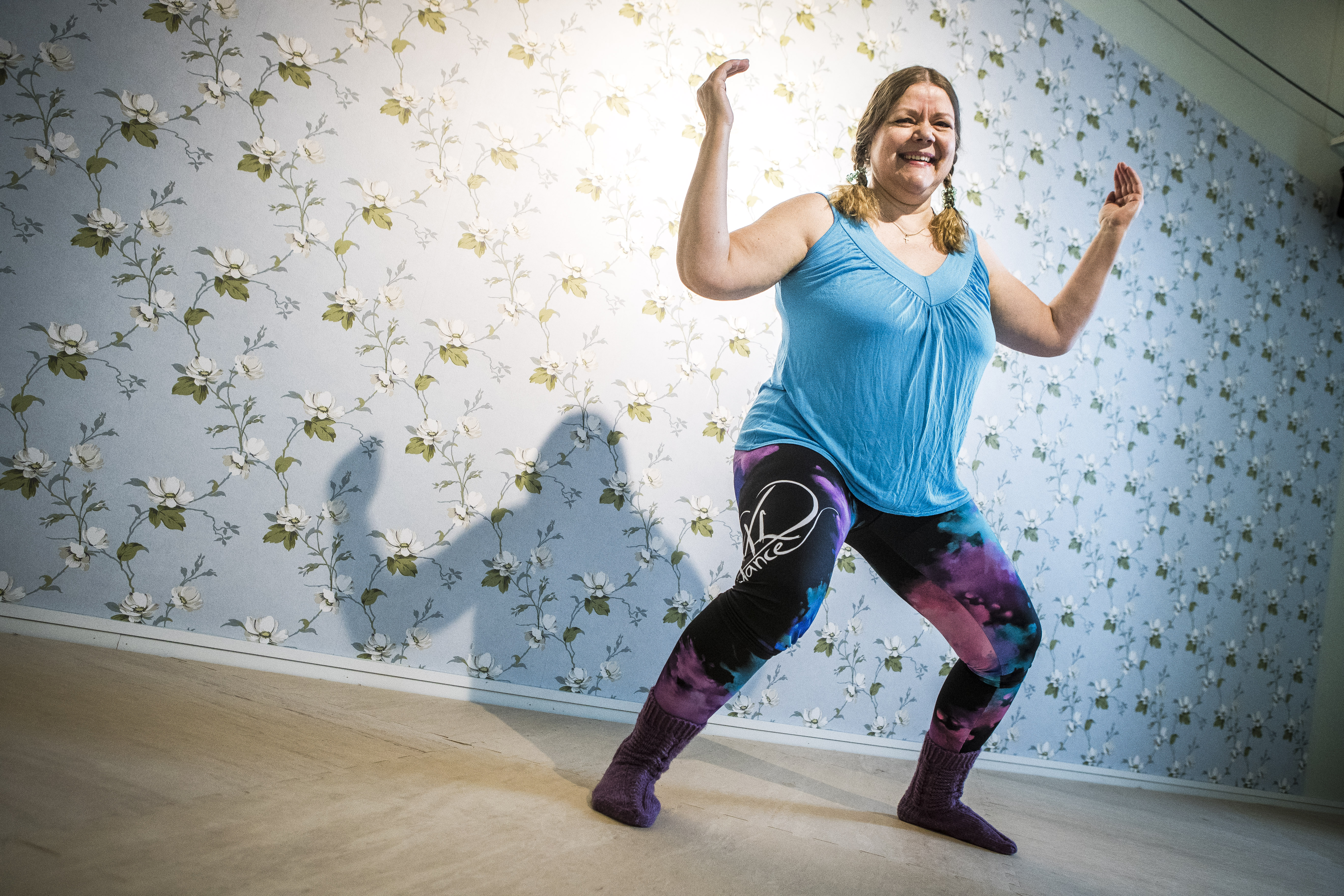 Tavallisille ryhmäliikuntatunneille osallistumisen kynnys on monelle ylipainoiselle korkea, tietää Sirkka Juntunen. Siksi hän innostui kouluttautumaan XXL-Dance -ohjaajaksi. Hän vetää tanssitunteja ylipainoisille naisille Rovaniemellä.