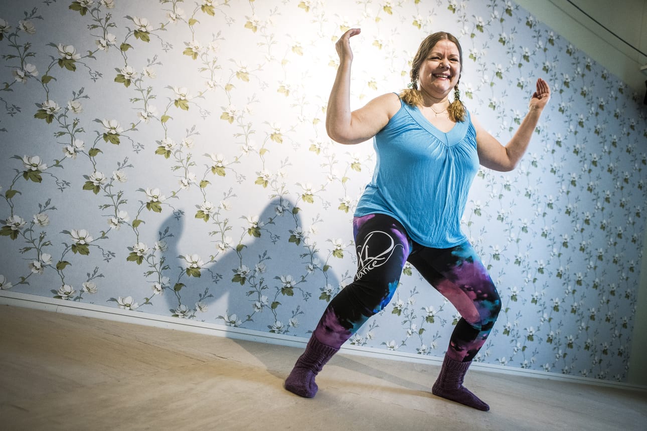 Tavallisille ryhmäliikuntatunneille osallistumisen kynnys on monelle ylipainoiselle korkea, tietää Sirkka Juntunen. Siksi hän innostui kouluttautumaan XXL-Dance -ohjaajaksi. Hän vetää tanssitunteja ylipainoisille naisille Rovaniemellä.