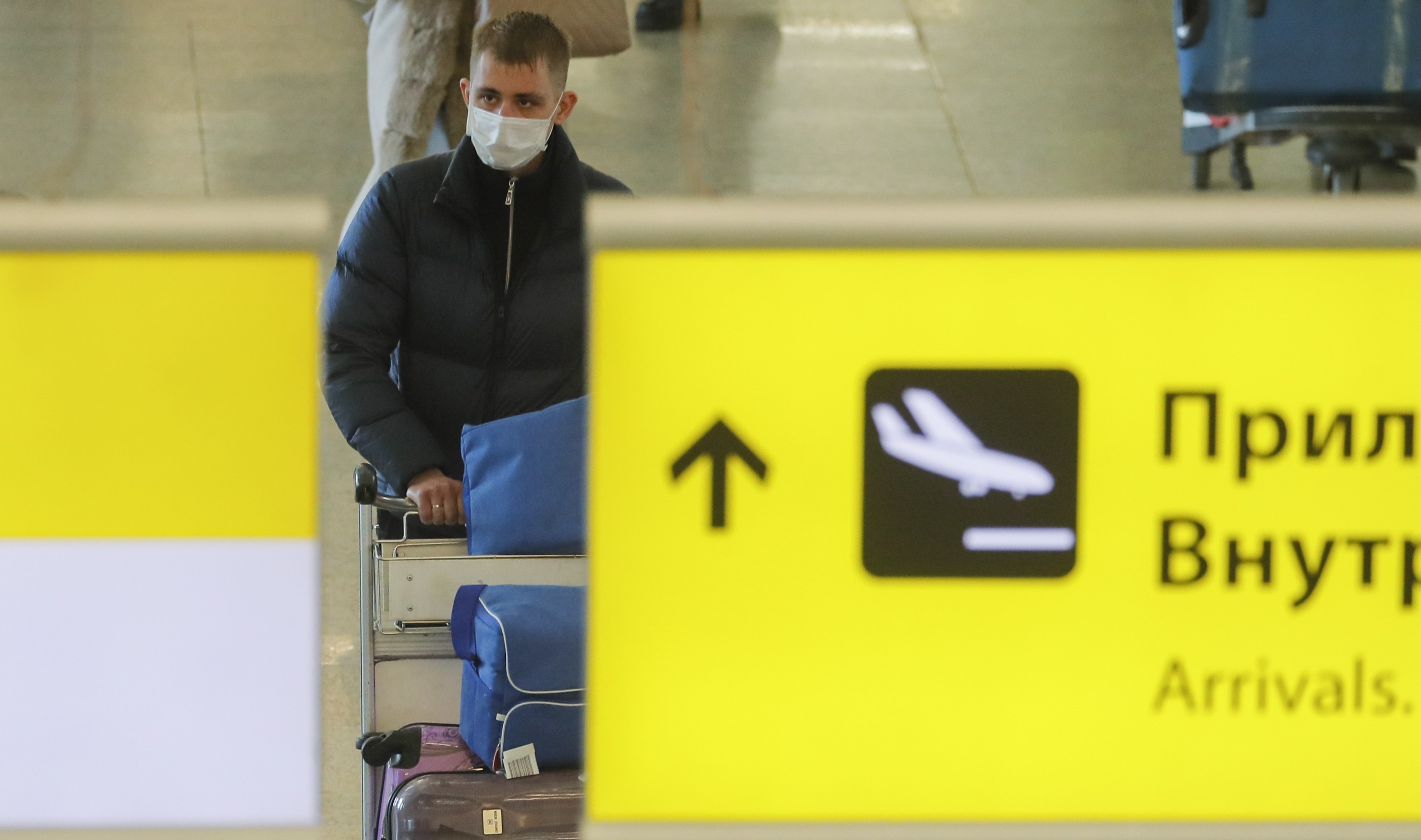 Venäjän rajat ovat kiinni. Moskovassa Sheremetjevon lentokentän kansainväliset E- ja C- terminaalit olivat torstaina kiinni, mutta matkustaja maski kasvoillaan kulki saapuvien puolella terminaalissa D.