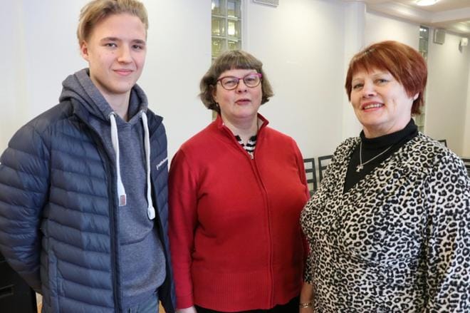 Yhteisvastuukeräys alkaa. Eero Hjelt kerää isosten kanssa kauppojen edustalla ja Ritva Vilpakka (oik.) kiertää Ilkan ja Katteluksen asuntoalueen. Keräyspäällikkö Elina Kosola huolehtii, että kaikilla kerääjillä on listat ja lippaat.
