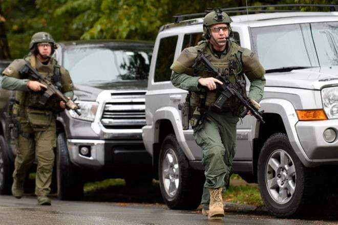 Poliisin nopean toiminnan joukot ottivat tilanteen haltuunsa Pittsburghissa, mutta ainakin kahdeksan kuoli tulituksessa. Kuva: Lehtikuva/Getty images/AFP