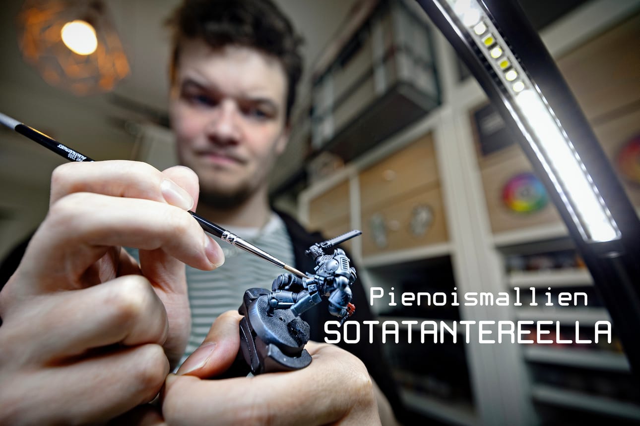 Warhammer-figuurien maalaaminen on Timo-Pekka Aholle millintarkkaa työtä.