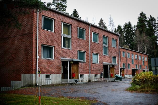Törnävällä sijaitseva entinen auntola-kerrostalo on nykyään tyhjillään. Kuva: Tomi Kosonen / arkisto