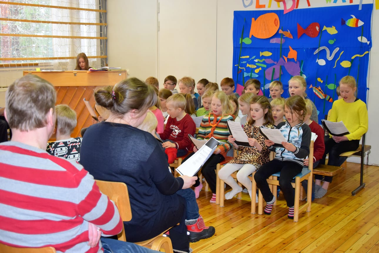 ”Täällä on naapuri heimoni verta, täällä on ystävä voittamaton, tänne on kaipaus kerta, täällä on kaikki, mi kallista on!” laulettiin koulun isompien oppilaiden valitsemassa Keski-Suomen kotiseutulaulussa. Laulu kaikui erityisen merkityksekkäästi lakkautusuhan selättäneen Hovin koulun salissa.