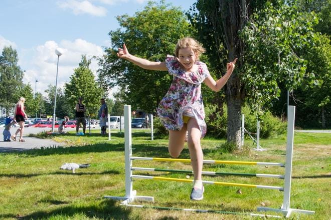 ”Mä olen ainakin tässä hypyssä mestari”, riemuitsi Silja Aho keppihevosten esteradalla. KUVA: JESSICA RISTIMÄKI