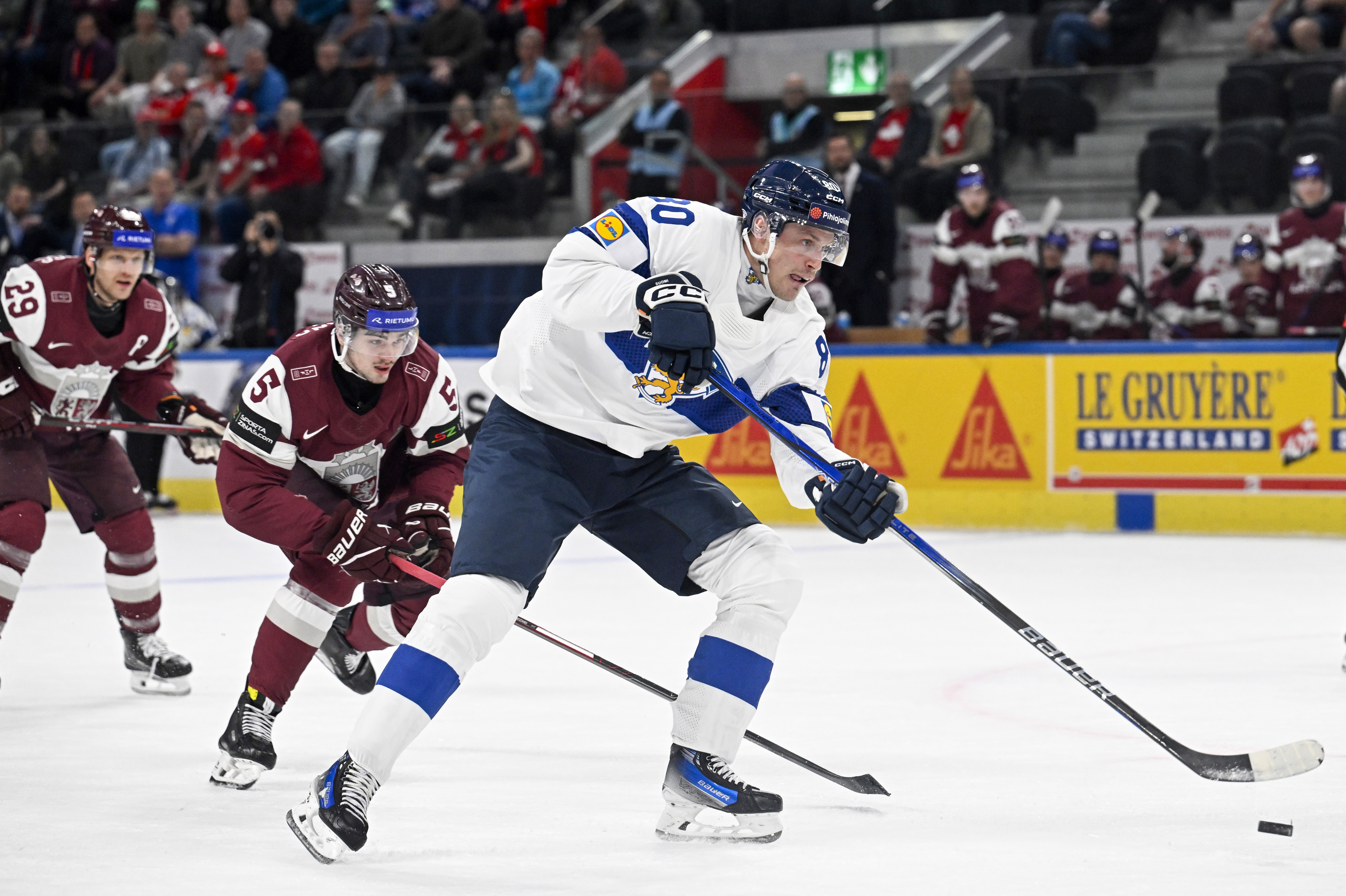 Leijonat leikitteli leveän voiton Latviasta nelosketjunsa johdolla ja jatkaa MM-turnausta ilman pistemenetyksiä