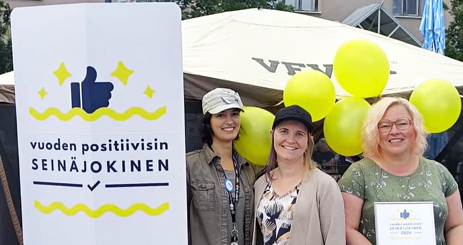 Jasmin Sabki (vas.) ja Anni Koski Nuorkauppakamarilta sekä Hannele Hynynen E-P:n kauppakamarilta olivat Seinäjoen Keskustorilla avaamassa juhlavuoden kampanjaa elokuussa.