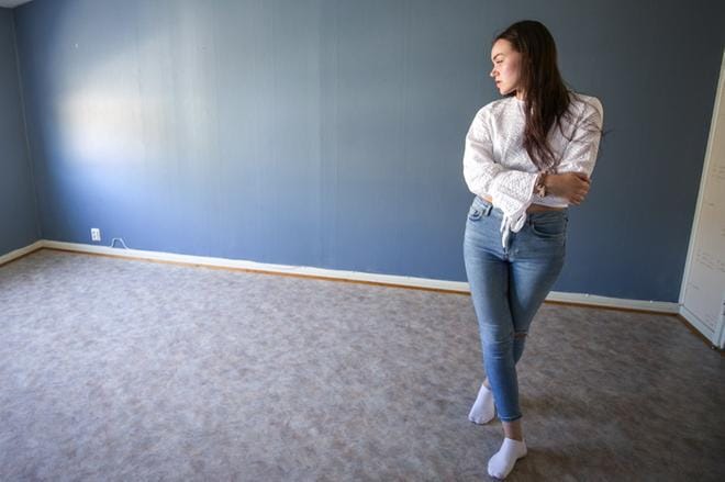 Meeri Toivakka kävi useissa asuntonäytöissä keskiviikkona. Hän päätti valita tämän asunnon. Täällä hän ihastui muun muassa kaltevaan kattoon ja asunnon sijaintiin. KUVAT: PAULA KASKIMAA