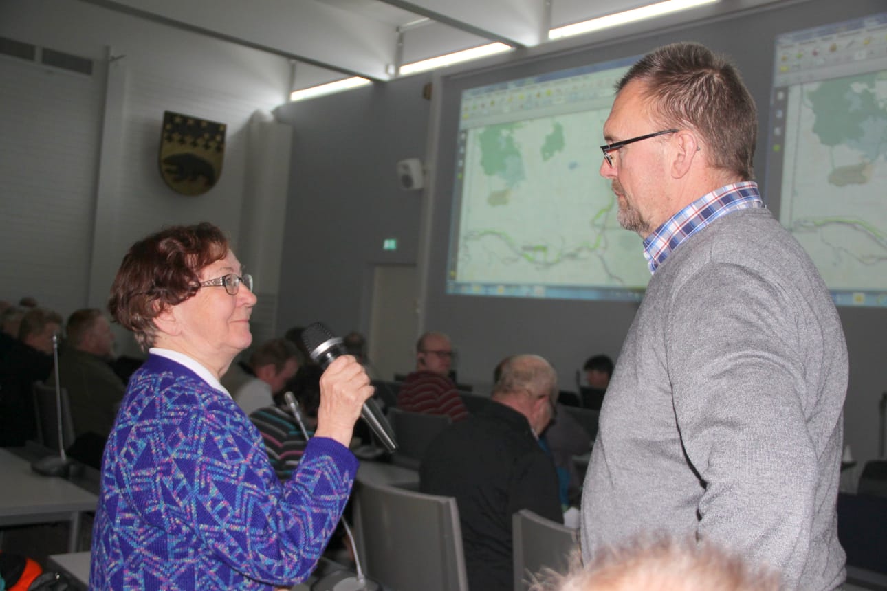 Orvokki Pahkala ja tekninen johtaja Eero Talala ovat eri linjoilla Siuruanjoen kaavoittamisesta.