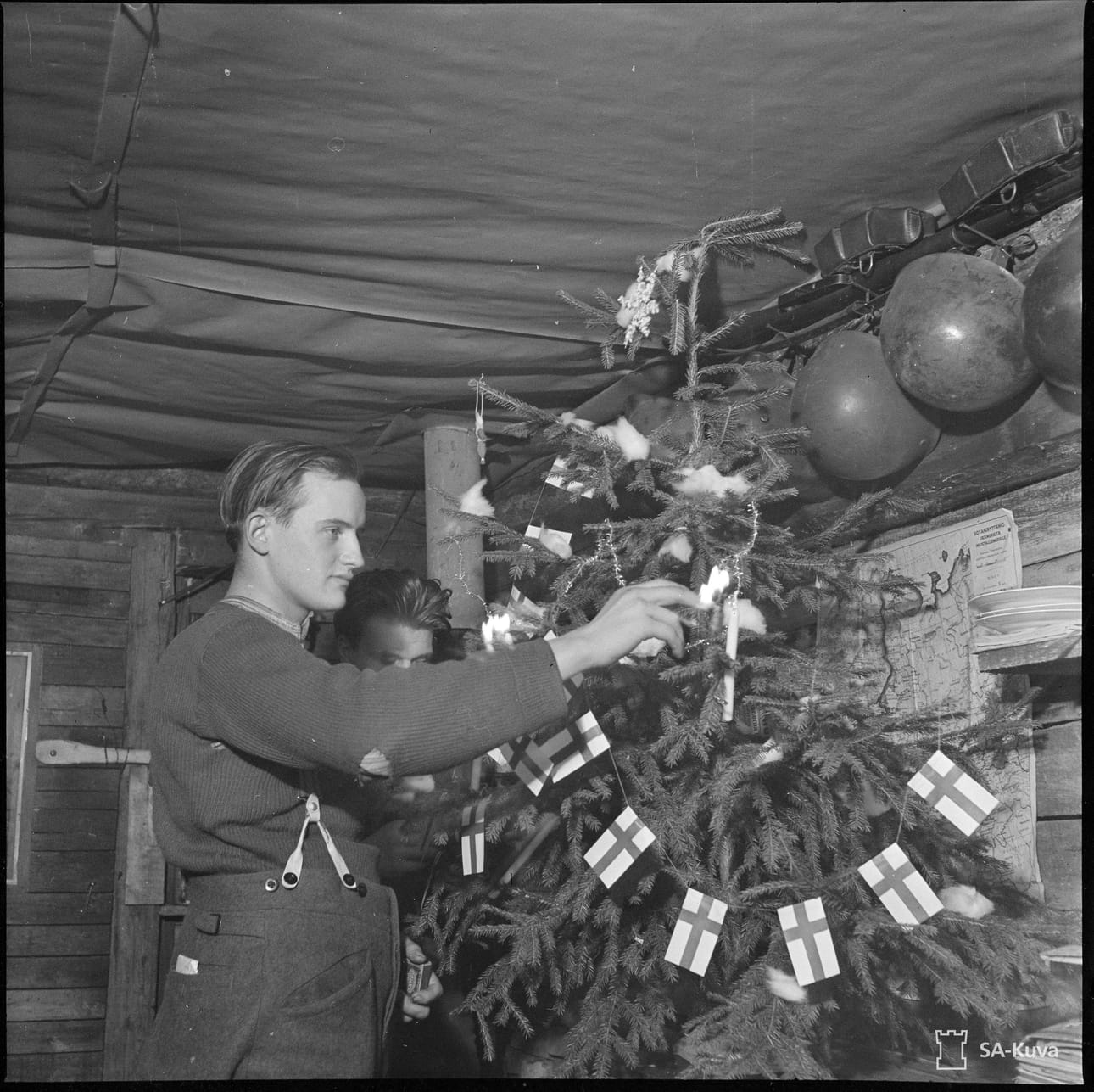 Joulukuusi kuuluu joulunviettoon. Sota-aikana kuusi tuotiin jopa korsuun. Siniristilipuilla oli tuolloin erityinen merkitys. Kuva SA-arkisto