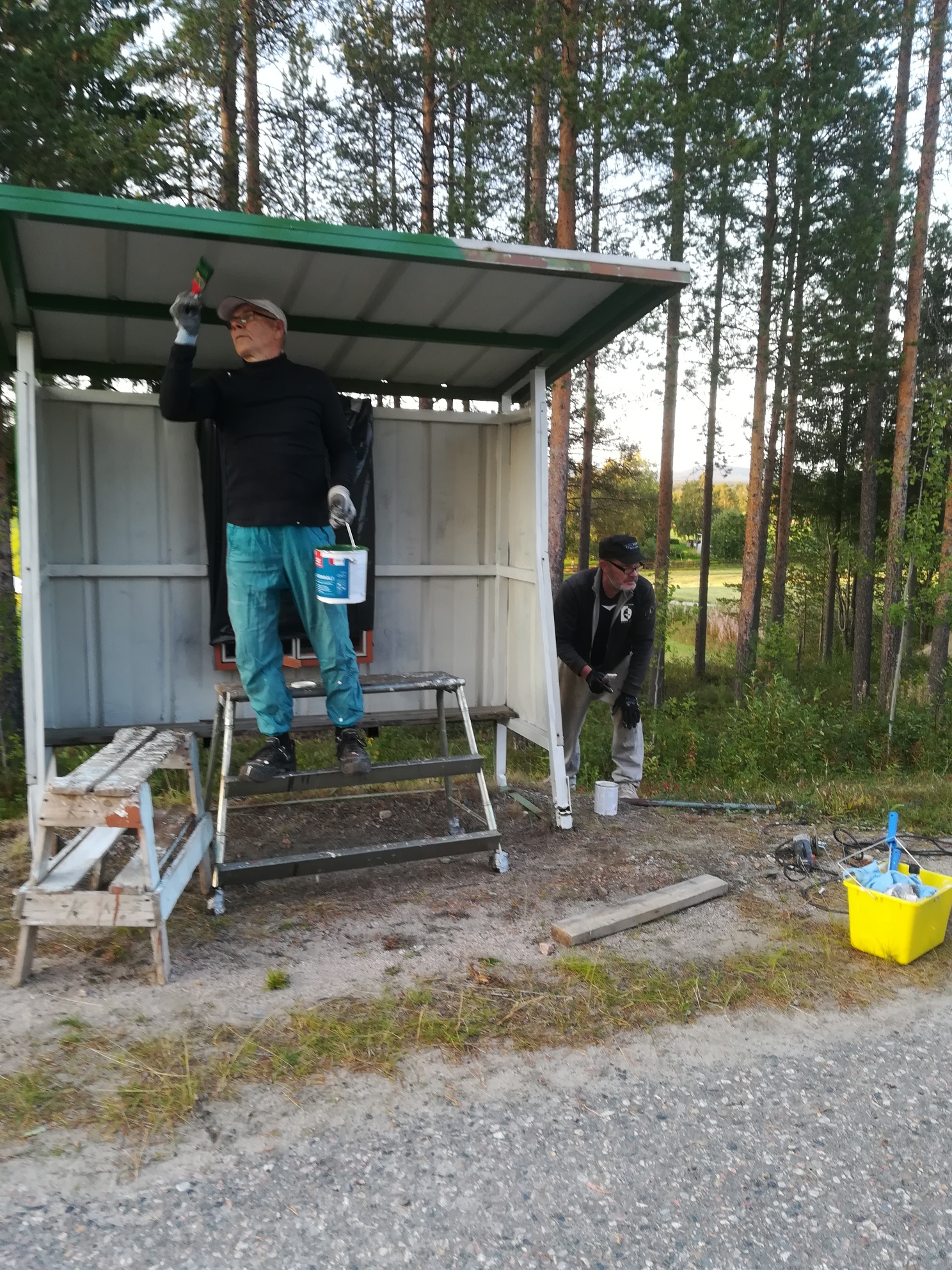 Miehet maalasivat ja korjasivat.