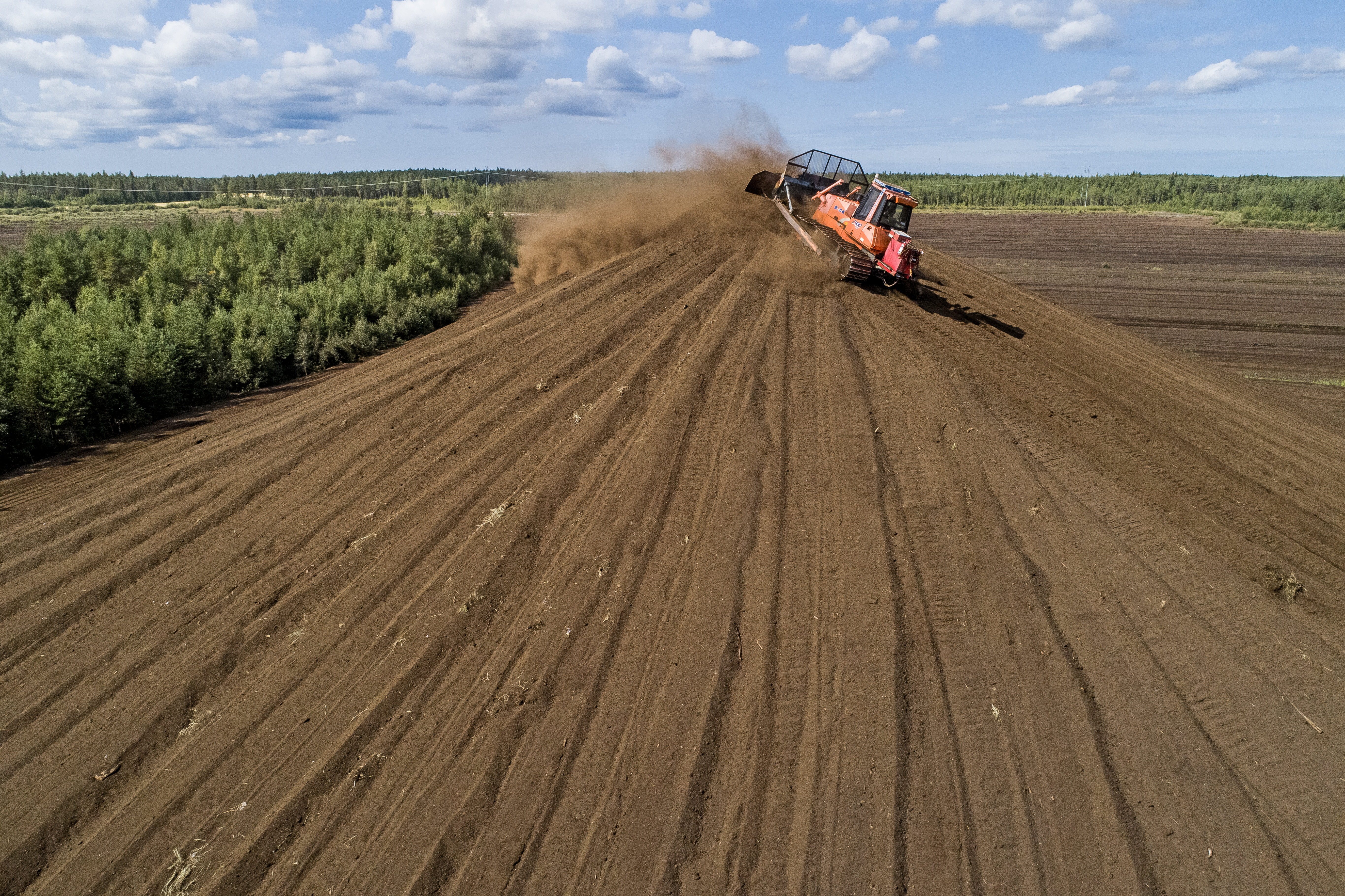 <p>Kesän turvesato kasataan karheeksi. Tulevien talvien aikana se tulee kulkeutumaan asiakkaan kyydissä voimalaitokselle. </p>