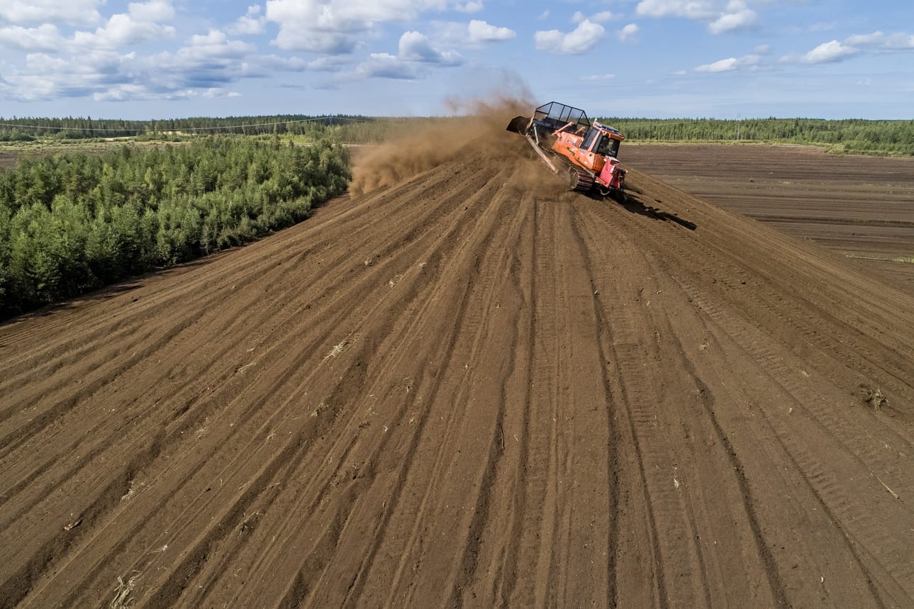 Kesän turvesato kasataan karheeksi. Tulevien talvien aikana se tulee kulkeutumaan asiakkaan kyydissä voimalaitokselle.