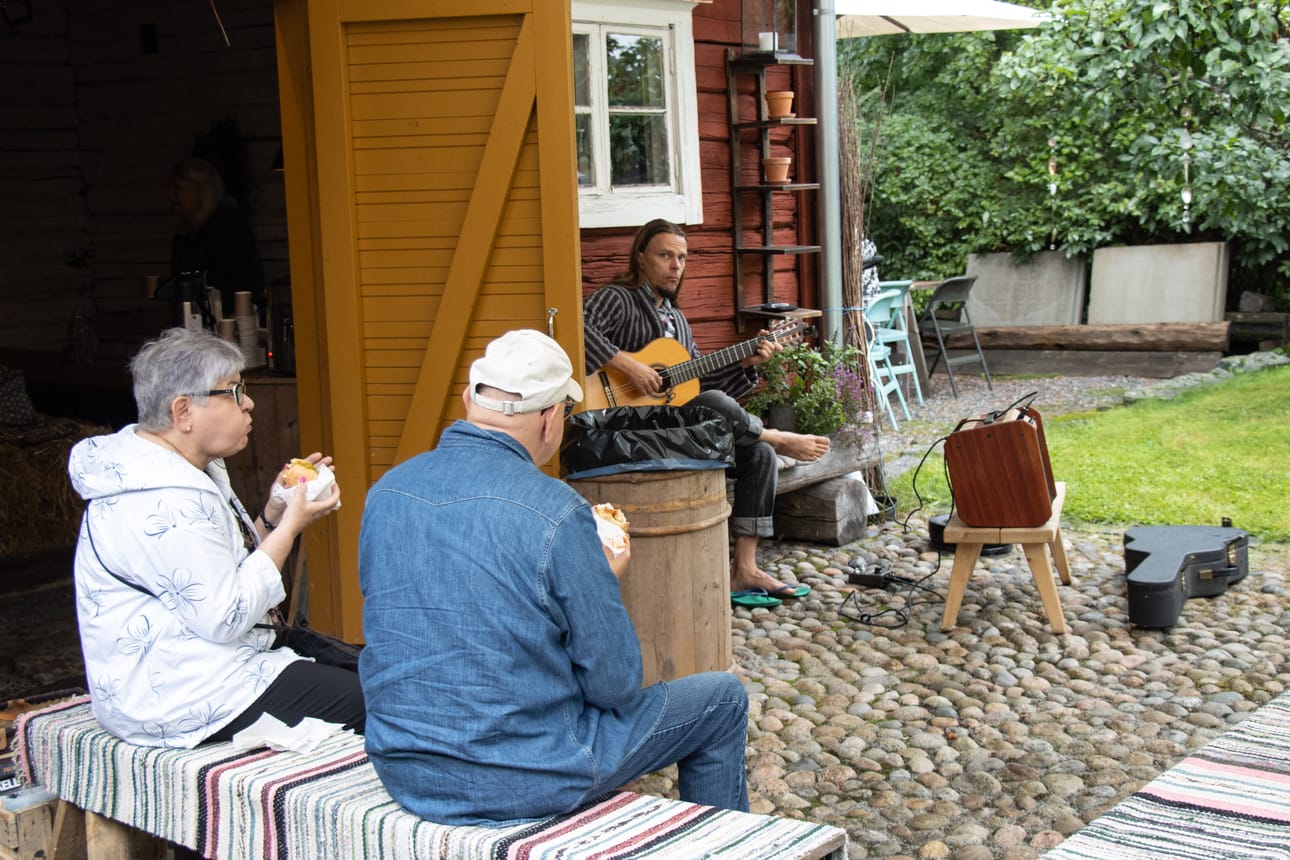 Kotipihoissa oli erilaisia kahviloita ja kirpputoreja. Tallikahvilassa soi myös musiikki.