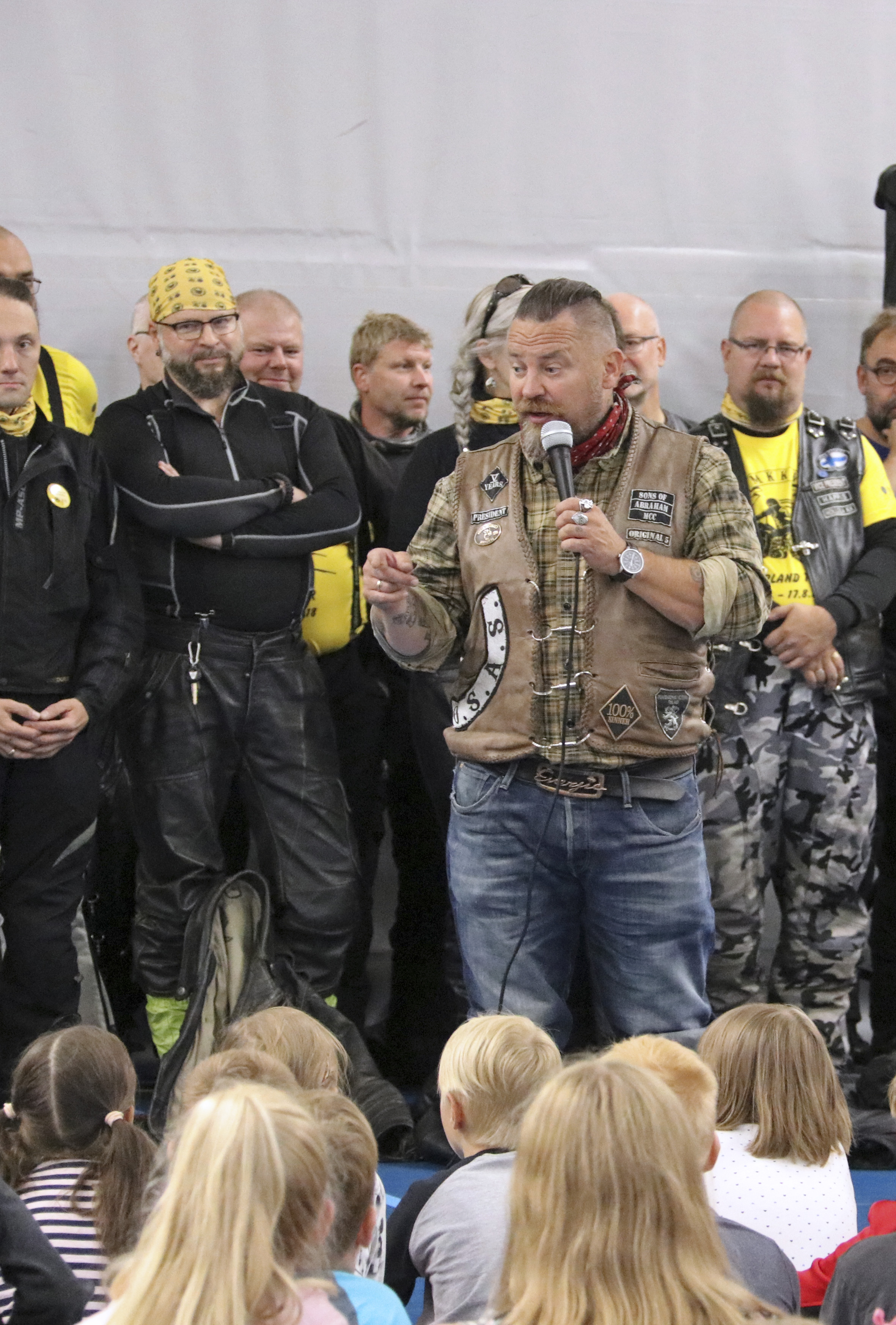 Ari Santaharju puhui alakoululaisille ja yleisö kuunteli korvat höröllä. Puhe sisälsi huumoria ja puhuttelevia tarinoita.