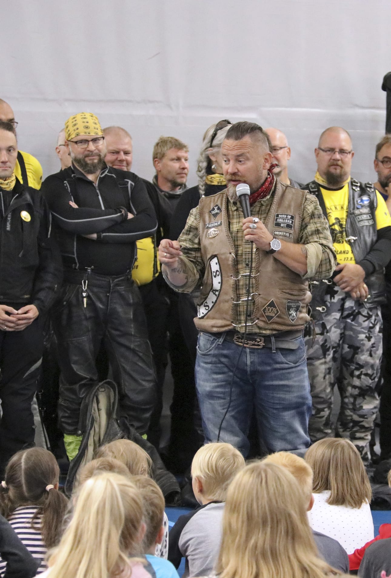 Ari Santaharju puhui alakoululaisille ja yleisö kuunteli korvat höröllä. Puhe sisälsi huumoria ja puhuttelevia tarinoita.